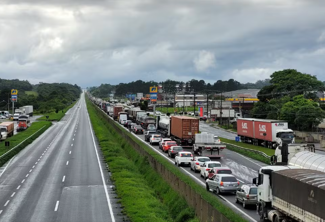 Deslizamento de pedras interdita BR-277, no litoral