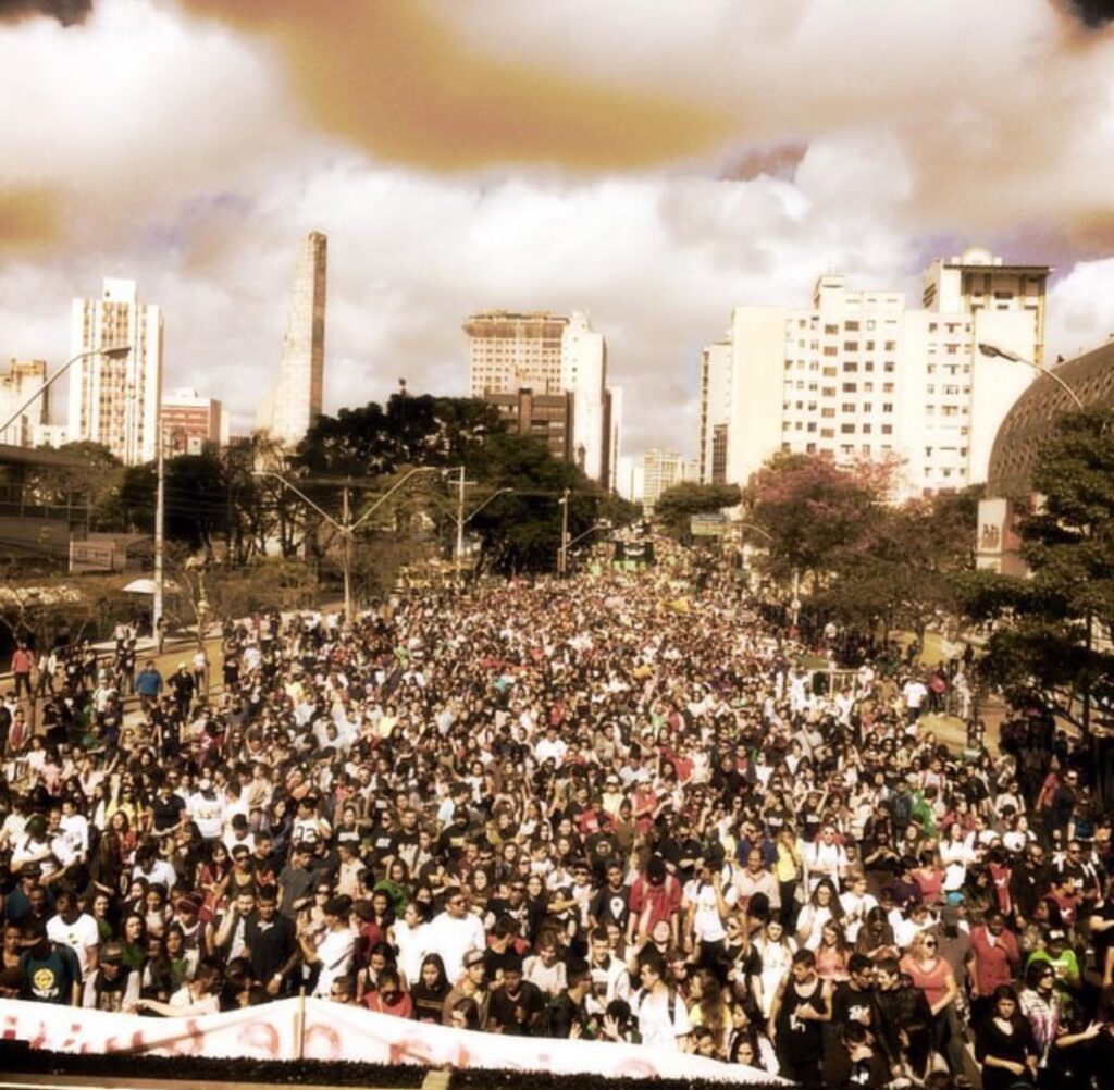 Marcha para Jesus reúne milhares de pessoas em Curitiba