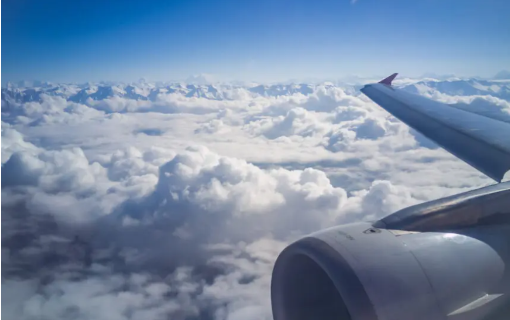 Passageiro em surto tenta abrir porta de avião durante voo