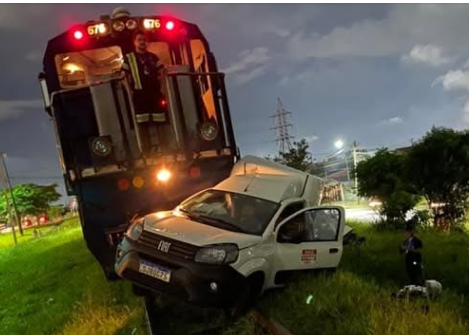 Carro é arrastado por trem em Curitiba