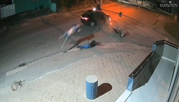 Casal ‘voa’ ao bater moto de frente com carro: cenas fortes