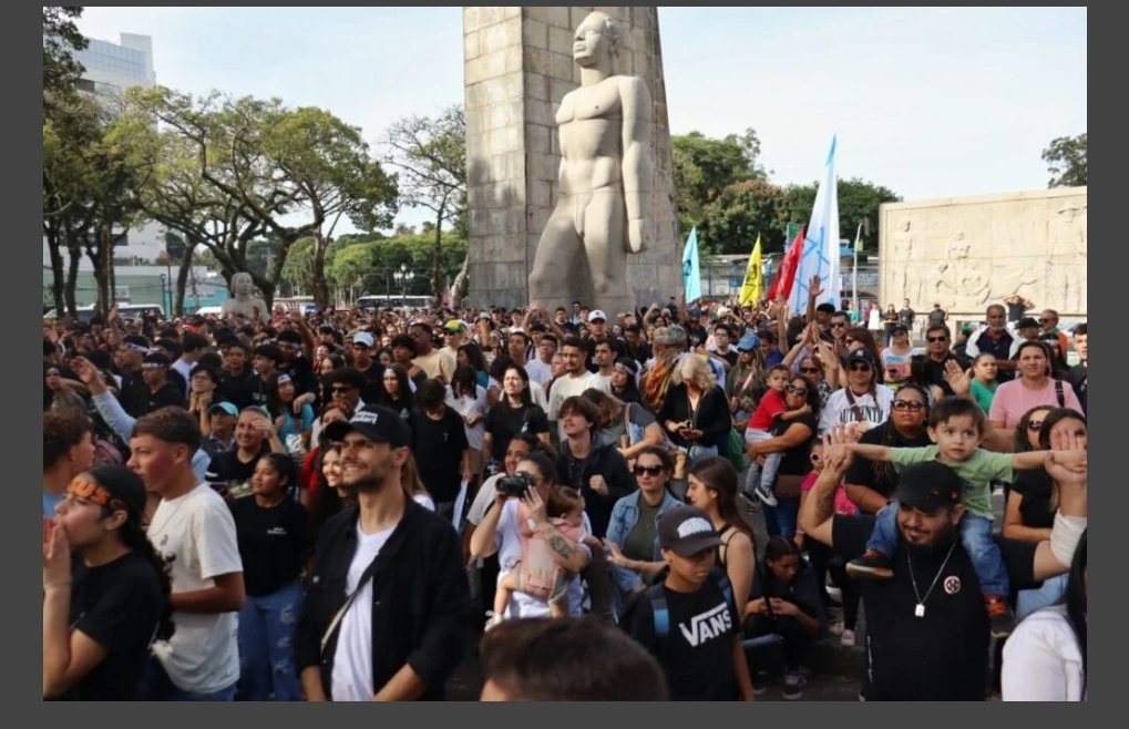 Marcha para Jesus reúne dezenas de milhares de pessoas no Centro de Curitiba