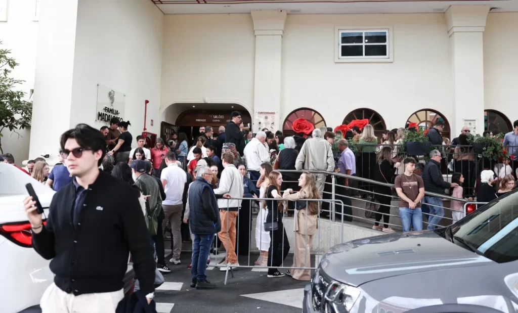 Dia das Mães lota restaurantes em Curitiba e deixa trânsito caótico