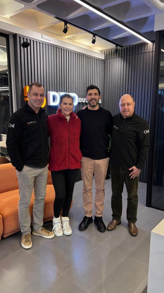 Irmã de Cristiano Ronaldo visita sede de empresa paranaense e estuda investimentos