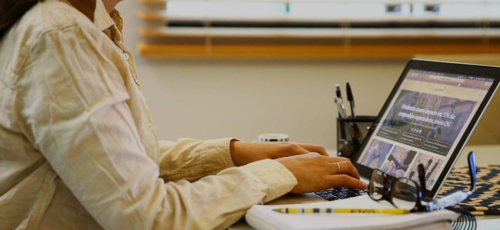 Empresas não podem demitir ou recusar contratações por ideologia política, alerta especialista