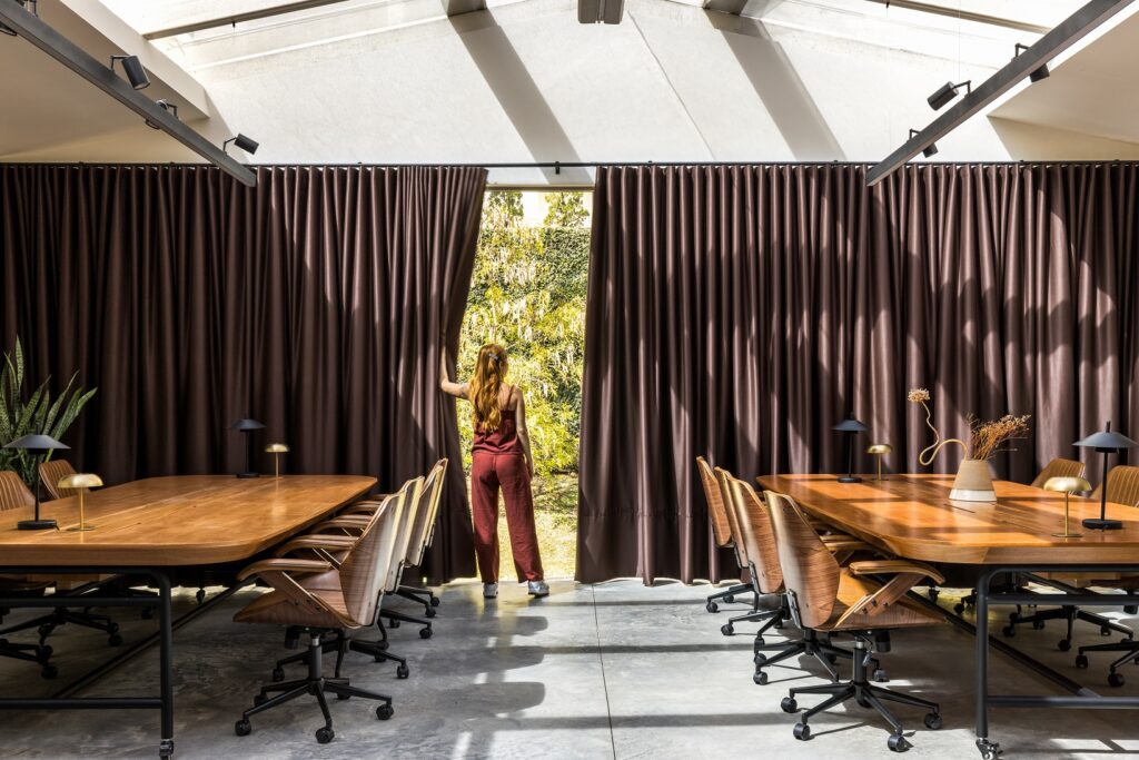 Arquitetura do encontro: casa da década de 1930 se transforma em espaço que une estilo de vida, trabalho e criatividade em Curitiba