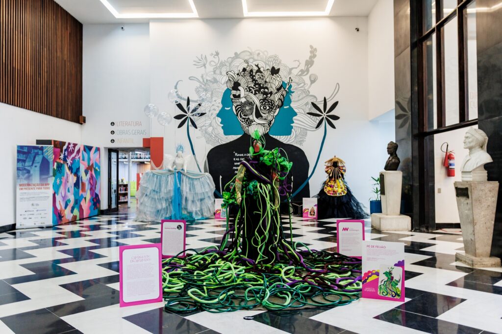 Exposição em Curitiba surpreende com figurinos criados com materiais reciclados