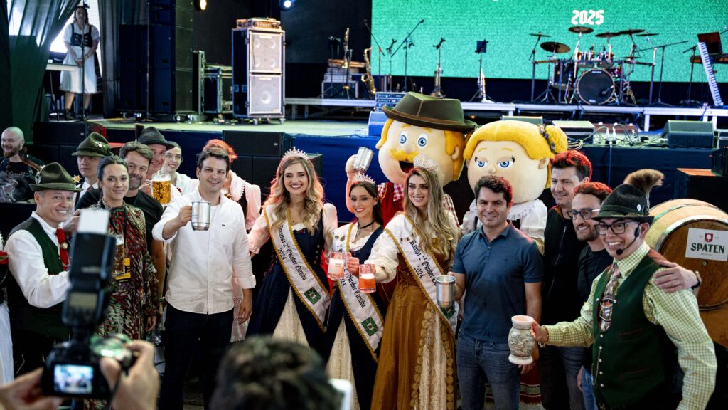 1º final de semana da Oktober Curitiba contou com tradicional cerimônia de abertura e show de João Gomes