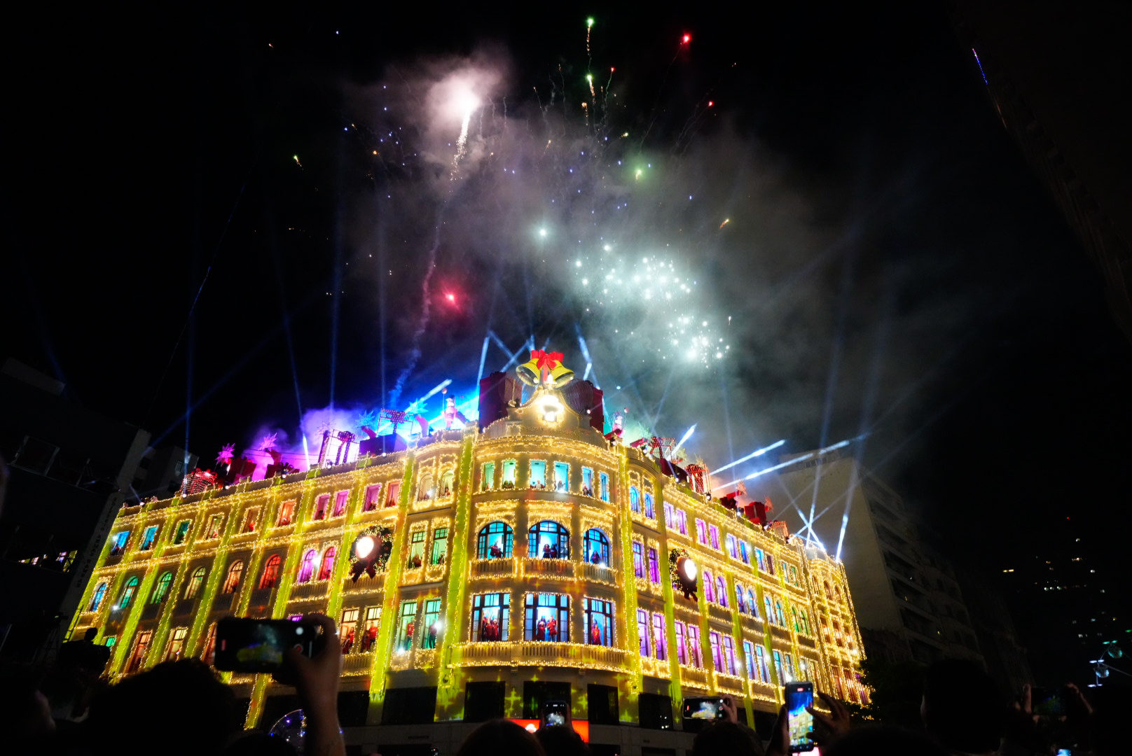 Após o show no Palácio Avenida, Rua 24 Horas vira ponto de encontro de turistas e curitibanos