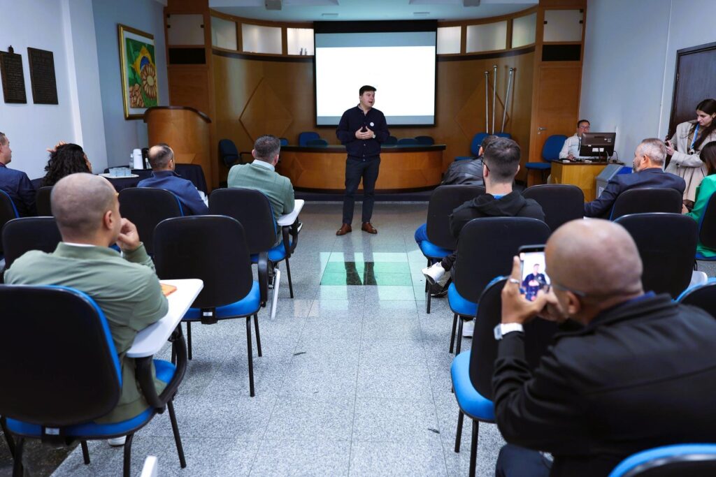 Reunião com secretário debate coleta de resíduos na área rural