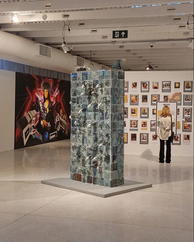 Fernando Aidar leva à 16ª Bienal de Curitiba monolito habitado por criaturas híbridas