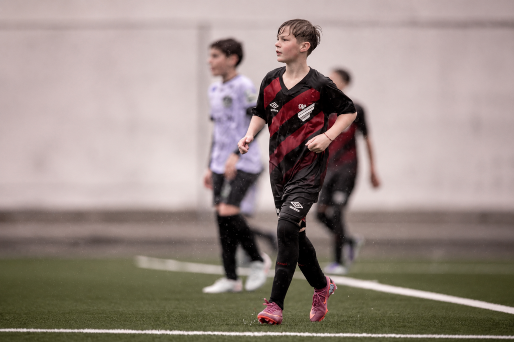Curitibano de 12 anos desponta como uma das grandes promessas do futebol