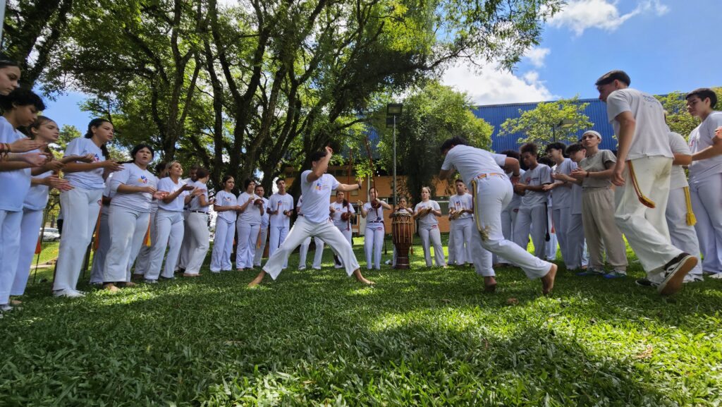 Projeto Capoeira e Cidadania, com mais de 20 anos de atuação, realiza grande batizado com centenas de alunos em Curitiba (PR)