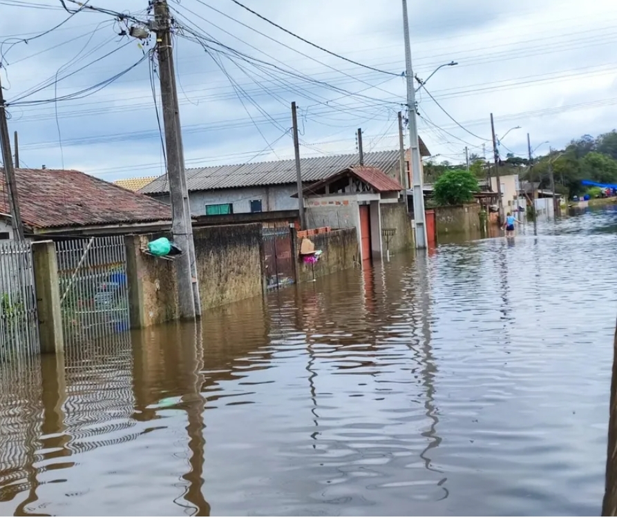 Chuva constante deixa alagamentos em Curitiba e Região Metropolitana