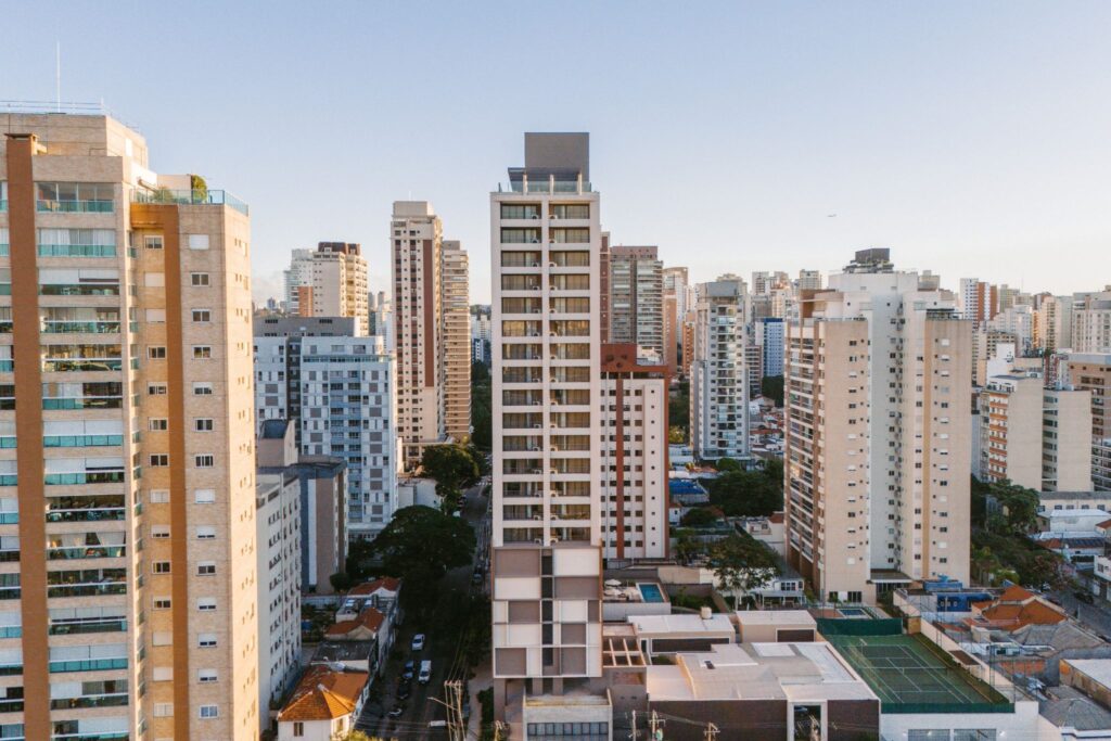 Trabalho híbrido muda critérios de escolha da moradia e impulsiona busca por bairros completos